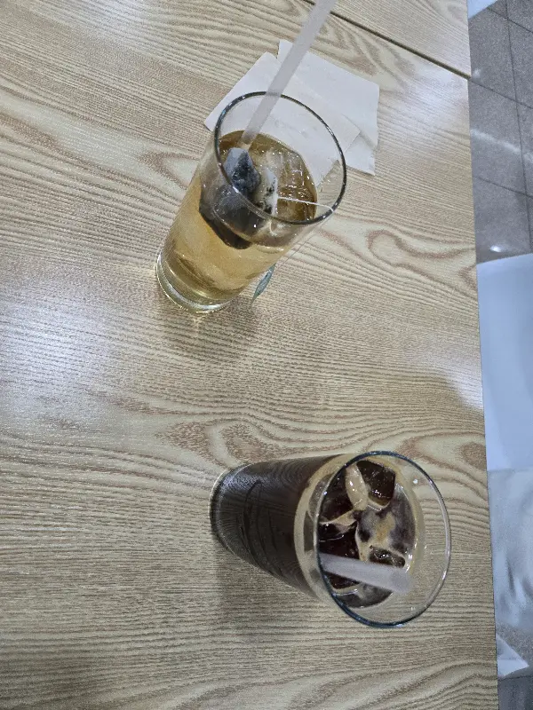 깔끔한 유리잔에 담긴 시원한 음료