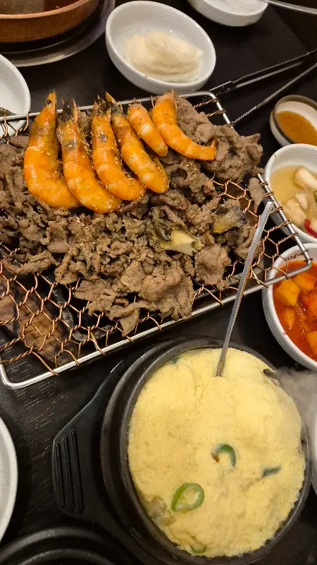 숯불 돼지 불고기와 함께 구워 먹는 새우