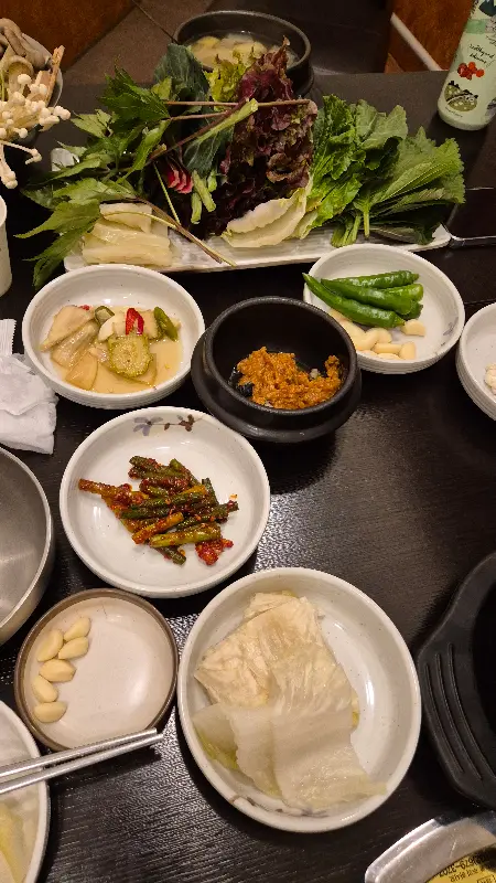 정갈하게 담긴 밑반찬들