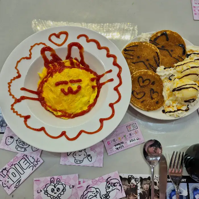 귀엽게 장식된 오므라이스와 팬케이크, 아이스크림