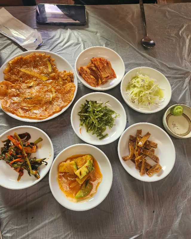 다채로운 밑반찬 구성