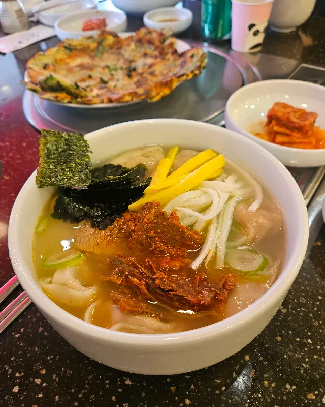떡, 고기, 김이 고명으로 올라간 만두국