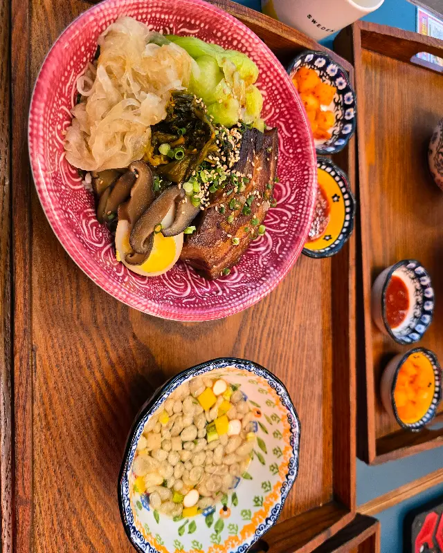 가게 외부의 홍등 장식