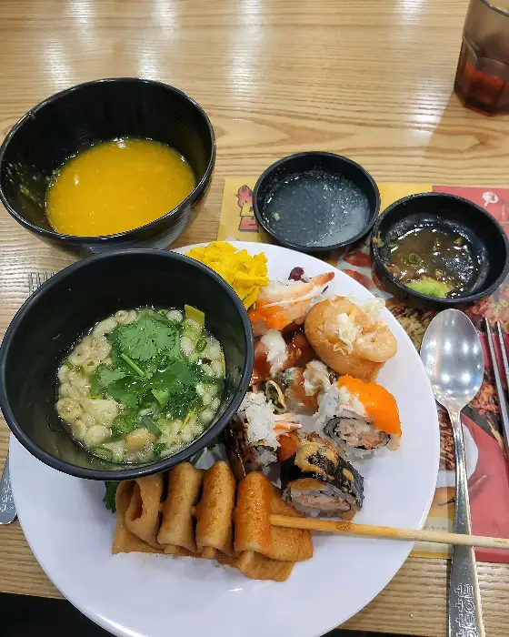 다양한 음식이 담긴 접시