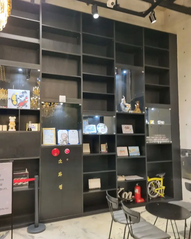 카페 내부의 책장과 장식품들