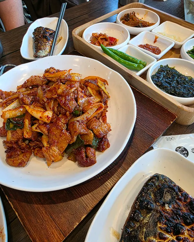 두루치기, 고등어구이, 각종 반찬