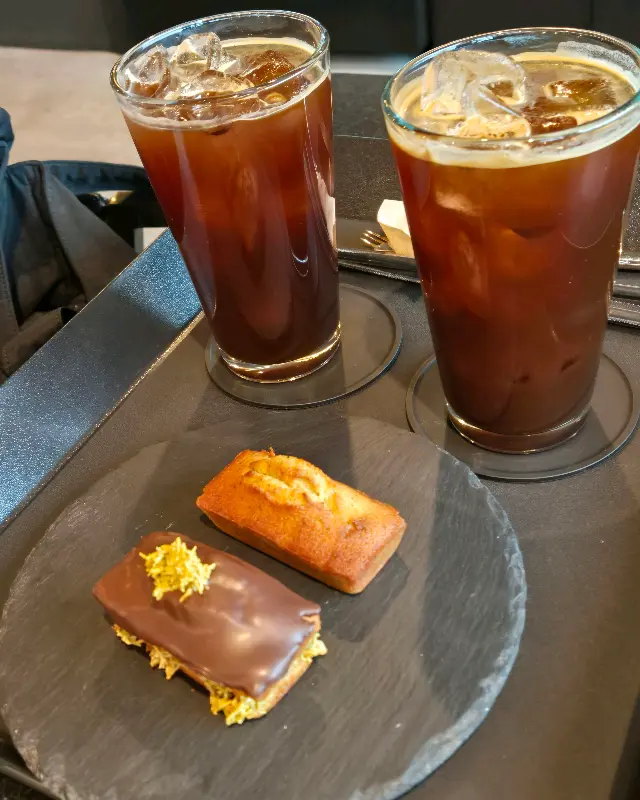 아메리카노와 휘낭시에