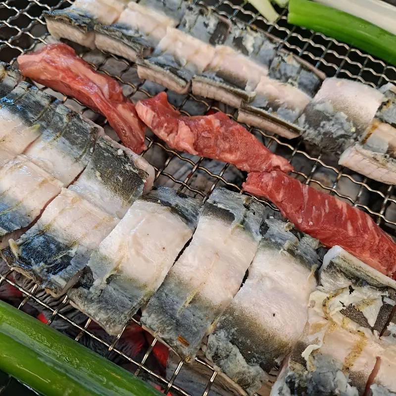 장어와 소고기를 함께 굽는 모습