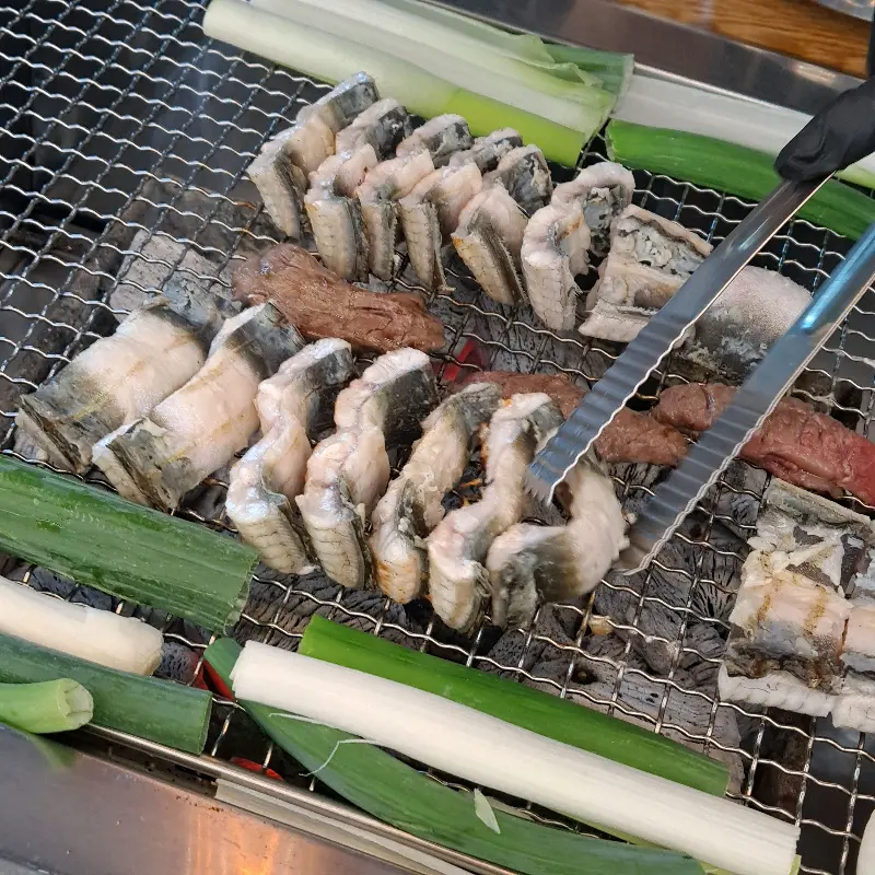 장어와 대파를 함께 굽는 모습