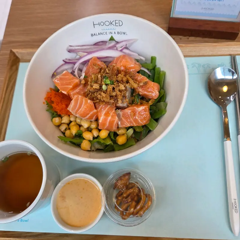 신선한 연어가 듬뿍 들어간 포케