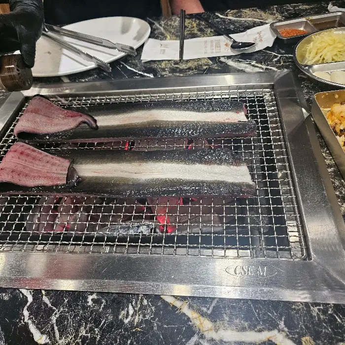 장어가 익어가는 숯불의 모습