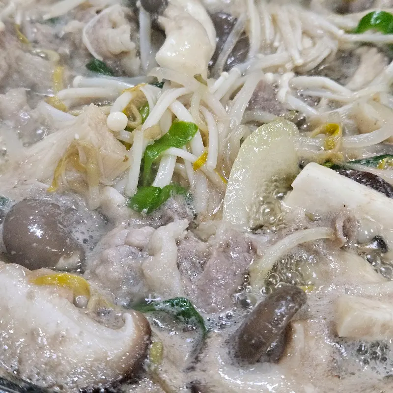 버섯전골 끓는 모습