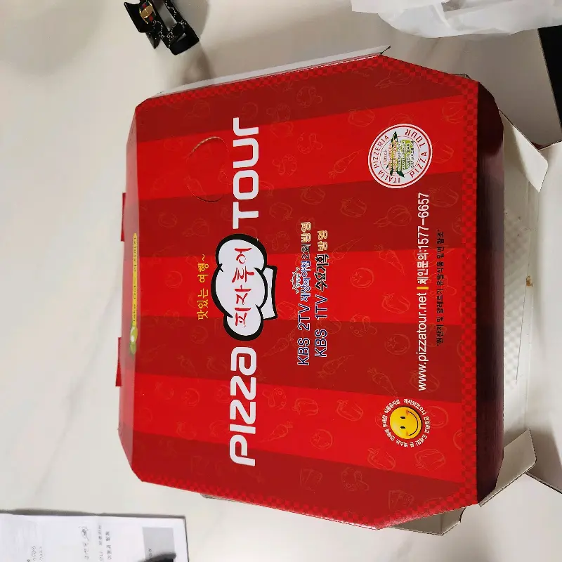 피자투어의 빨간색 피자 박스.