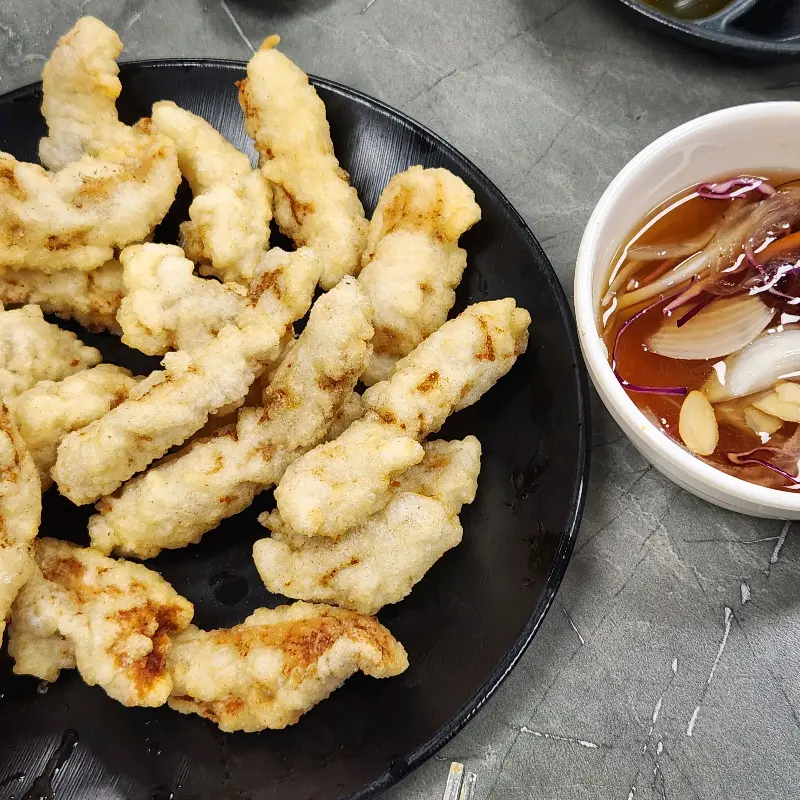 짜장 소스가 듬뿍 덮인 짜장면