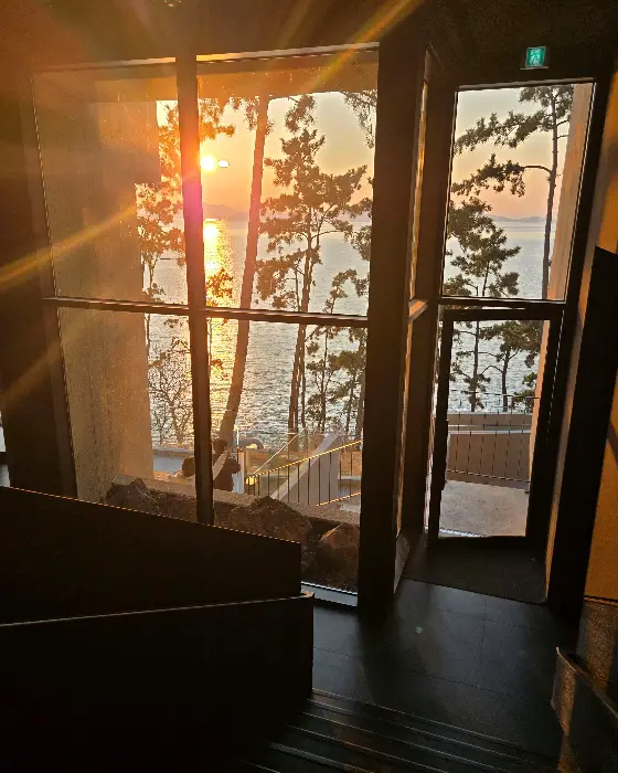 통유리창 너머로 보이는 아름다운 바다와 노을