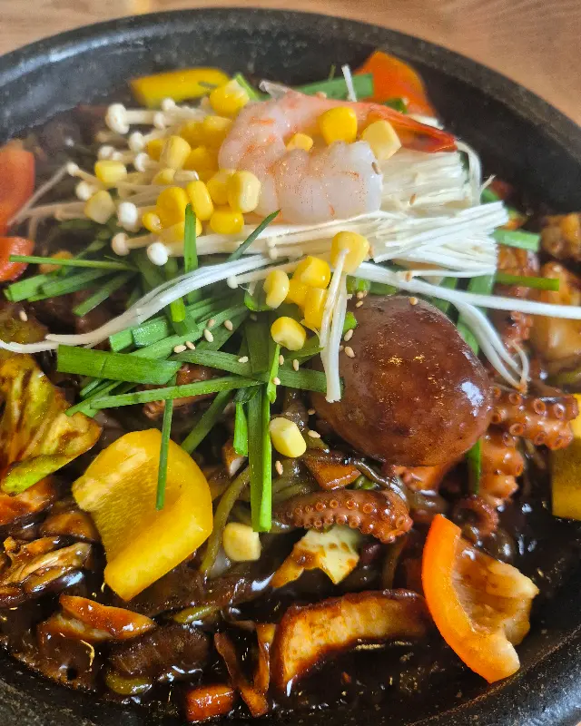 문어 한 마리가 통째로 올라간 돌짜장