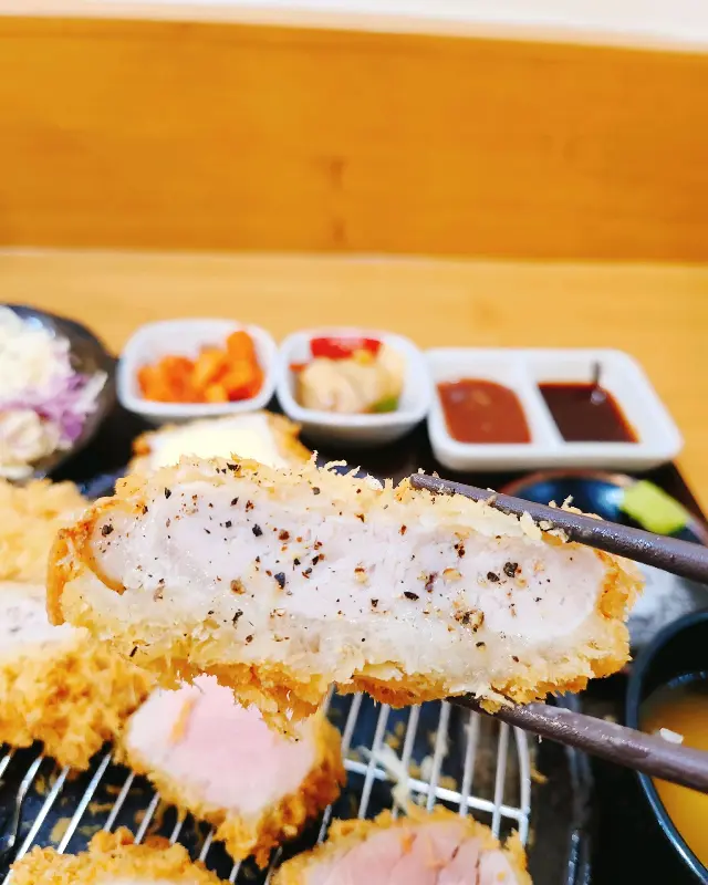 젓가락으로 집은 카츠