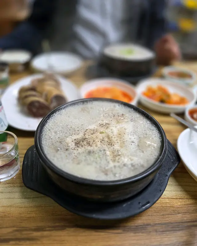 순대국에 다진 양념과 들깨가루를 넣은 모습