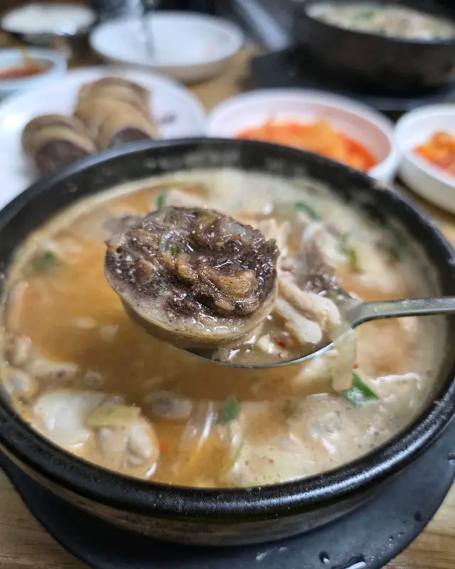숟가락 위에 올려진 순대