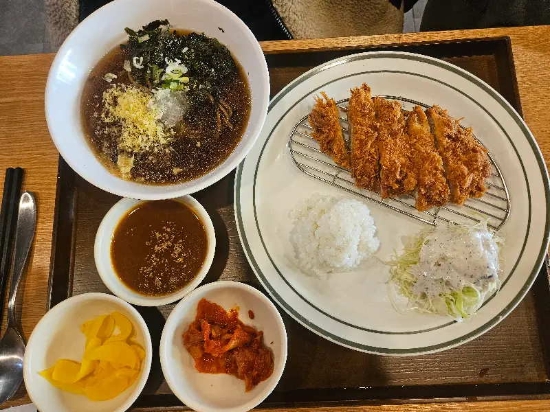냉모밀과 돈까스