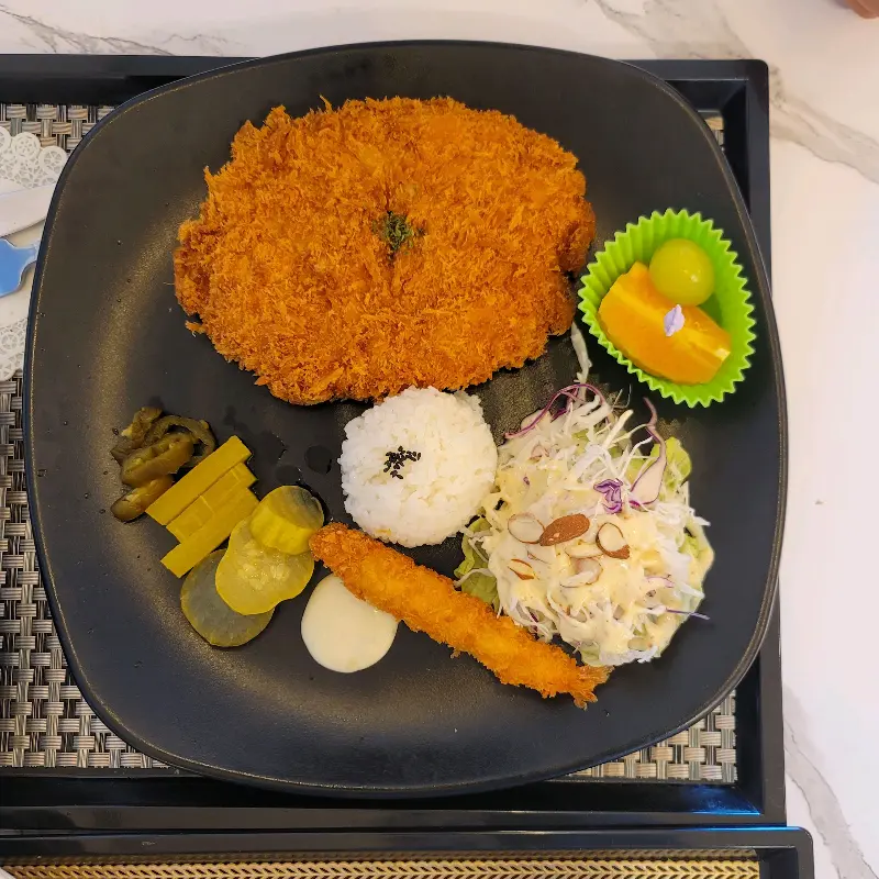 돈까스에 곁들여 나온 샐러드와 깍두기, 밥의 모습