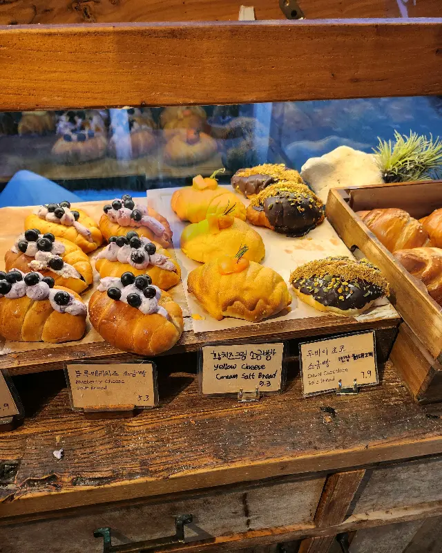 다양한 종류의 소금빵이 진열된 모습