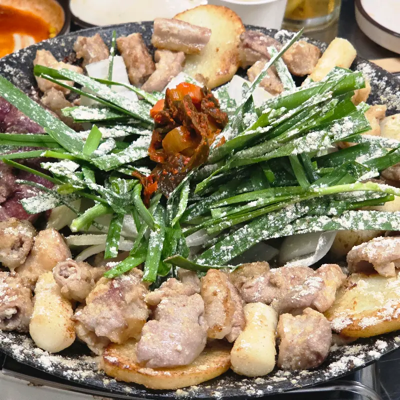 마늘 곱창 구이 클로즈업 샷