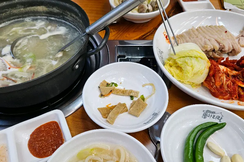 푸짐한 한 상 차림, 칼국수와 함께 즐기는 가브리살 보쌈