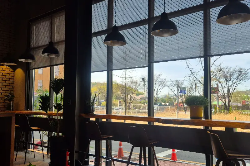 카페 창가 좌석