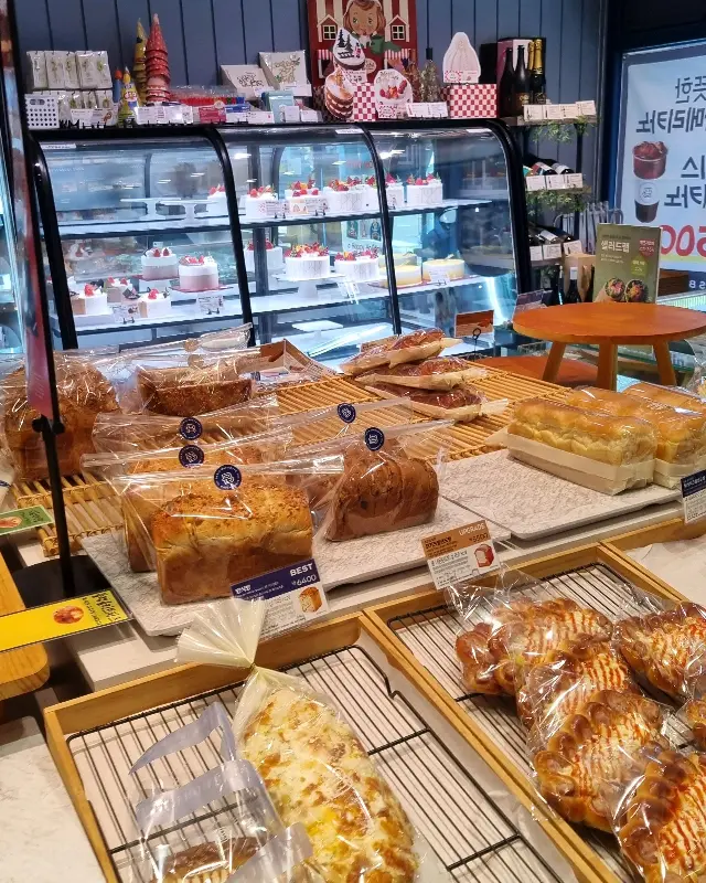 다양한 종류의 케이크가 진열된 쇼케이스