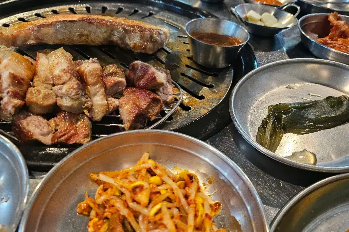 구워진 고기와 곁들임 반찬