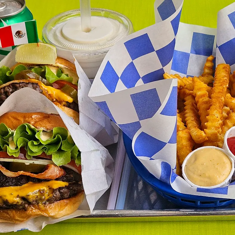 환상적인 비주얼의 버거와 감자튀김, 밀크쉐이크