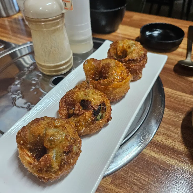 겉은 바삭하고 속은 촉촉한 튀김만두