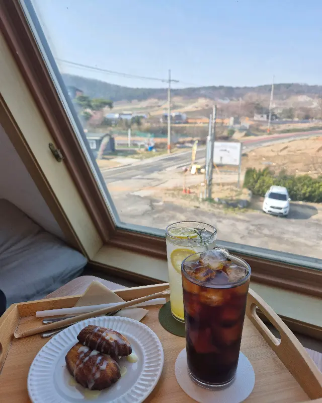 기울어진 창문과 음료