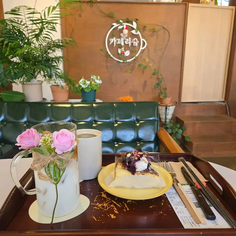 또 다른 각도에서 본 음료와 디저트