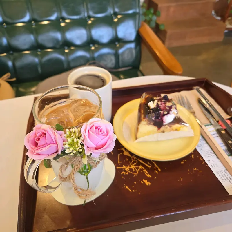 테이블 위에 놓인 음료와 디저트