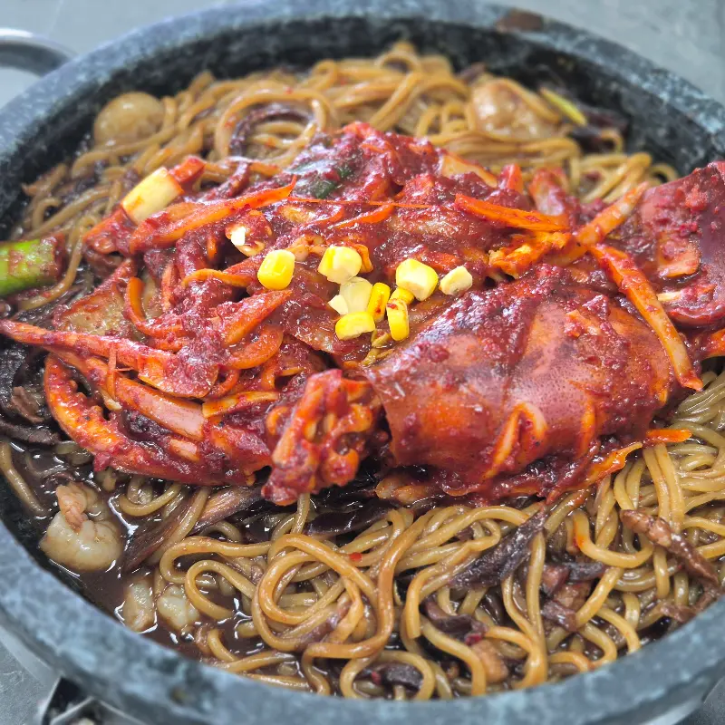 탱글탱글한 면발과 오징어의 조화가 일품인 돌짜장