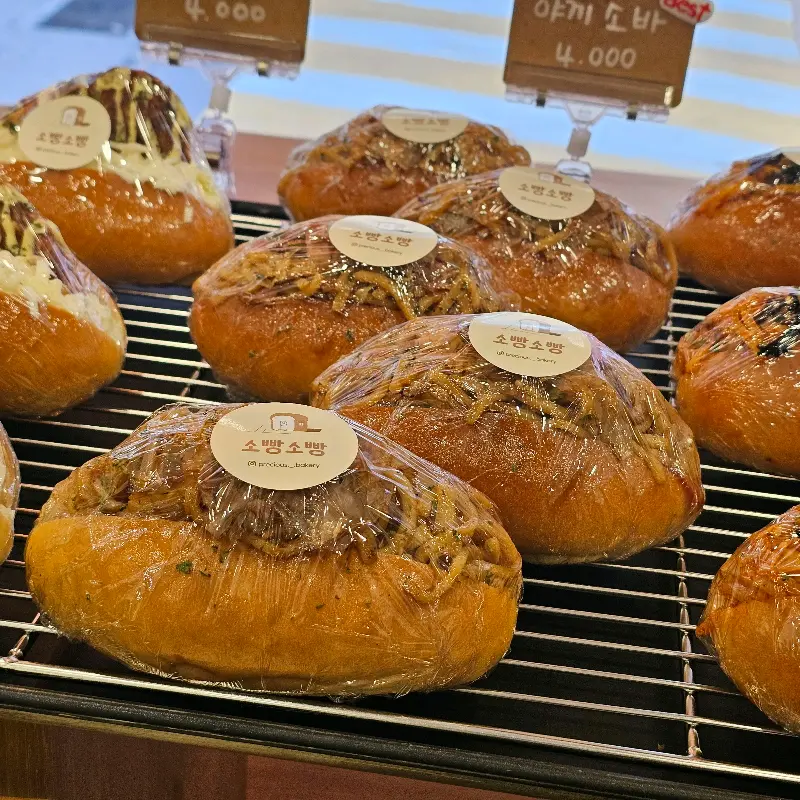 진열대 위의 야끼소바빵