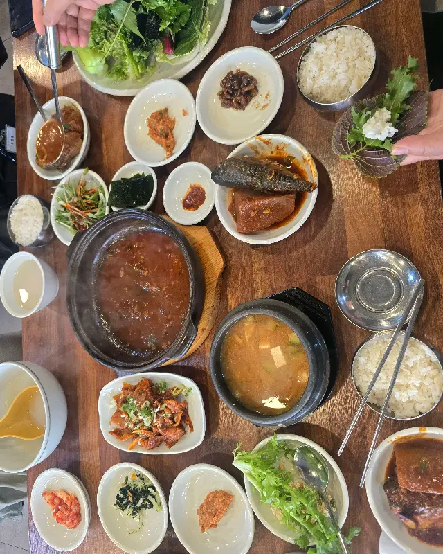 푸짐하게 차려진 한 상