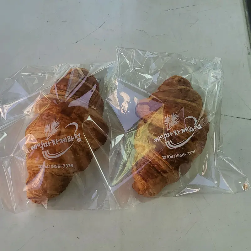 비닐 포장된 크루아상 두 개