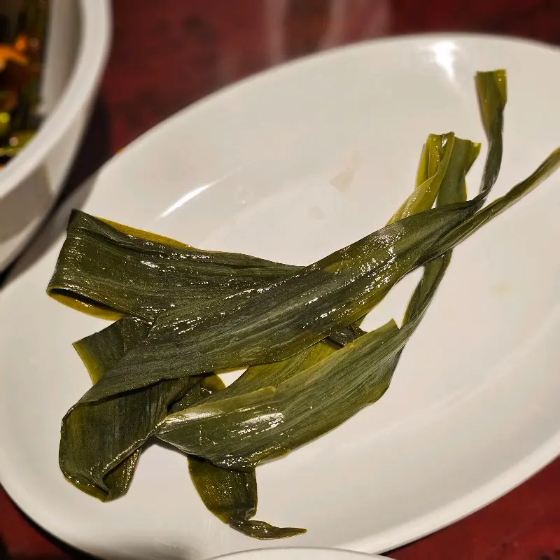 싱싱한 쌈 채소와 곁들임 반찬