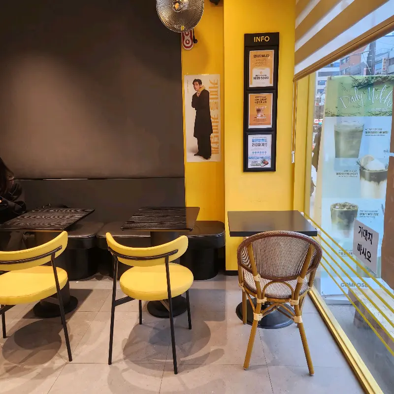 컴포즈커피 내부 좌석