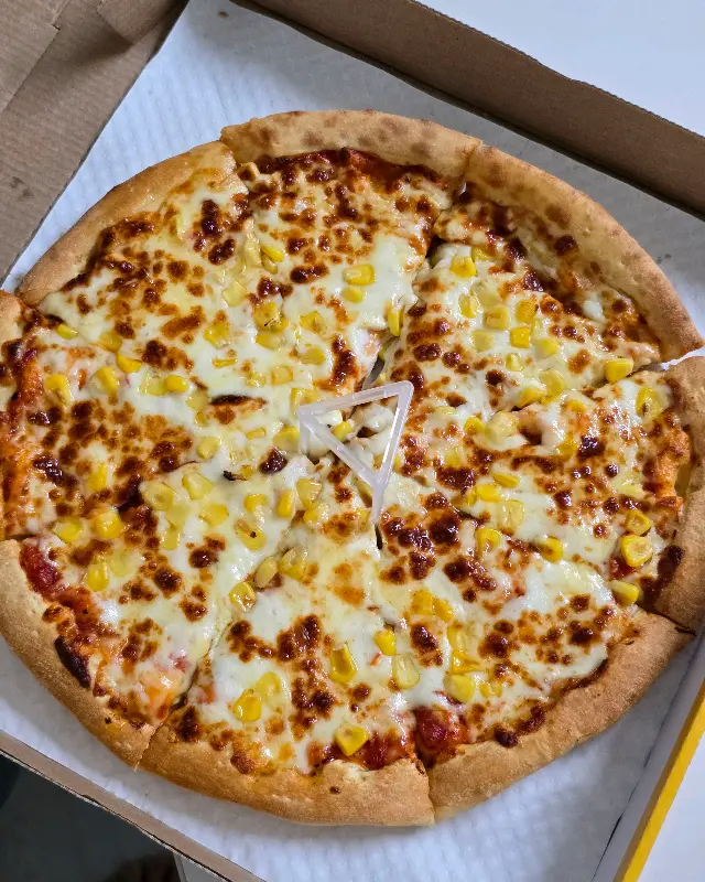 콘치즈 피자의 모습