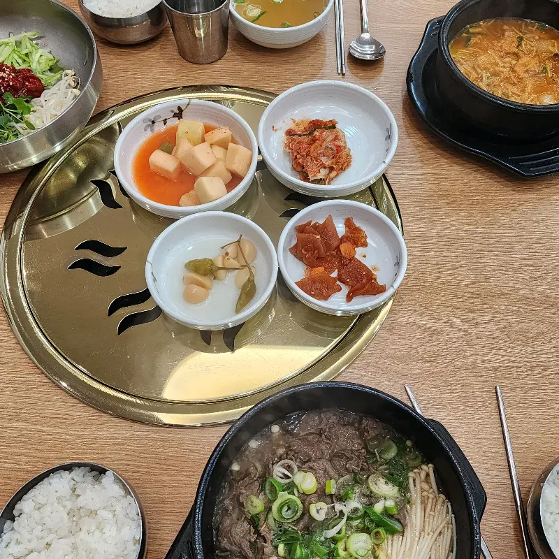 한상 가득 차려진 음식