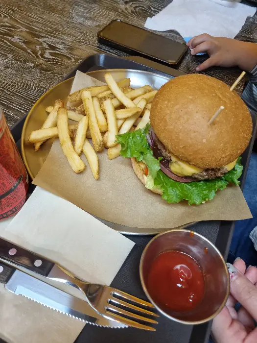 베이컨 치즈버거와 감자튀김