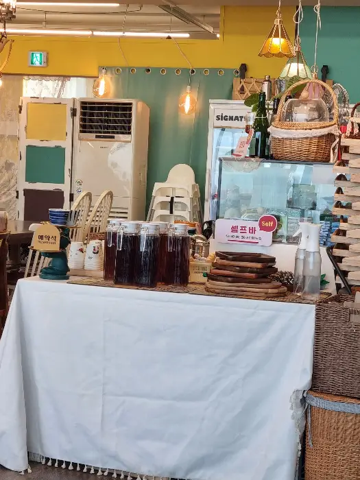 테이블 위에 차려진 푸짐한 돈까스 한 상