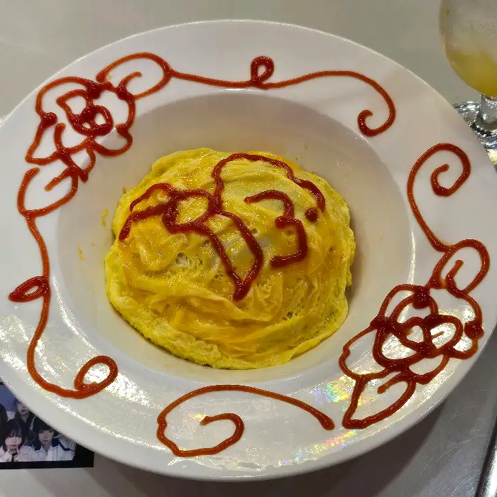 케첩으로 장식된 오므라이스