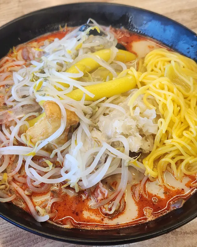 마라탕에 면과 야채, 고기가 조화롭게 담겨 있는 모습