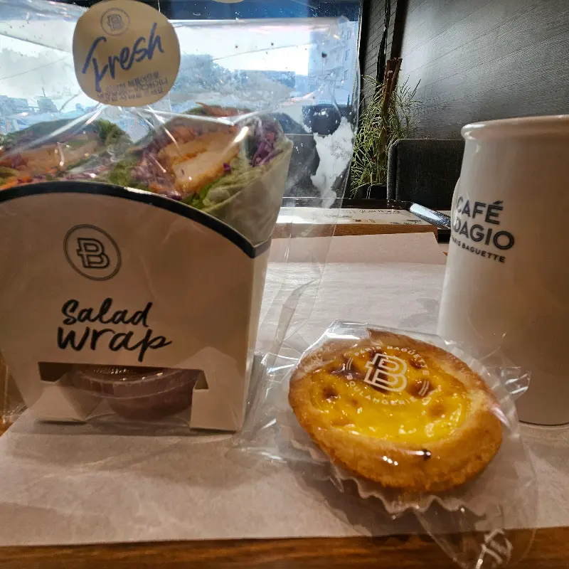 샐러드 랩과 에그 타르트