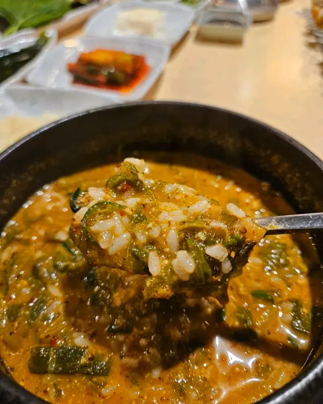 숟가락 가득 퍼올린 장어탕 한 입!